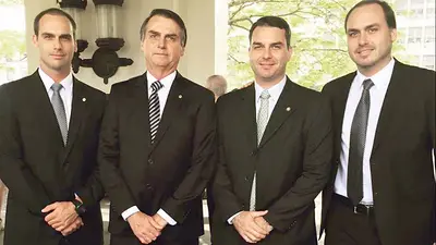 Jair Bolsonaro y tres de sus hijos. Jair Bolsonaro y tres de sus hijos.