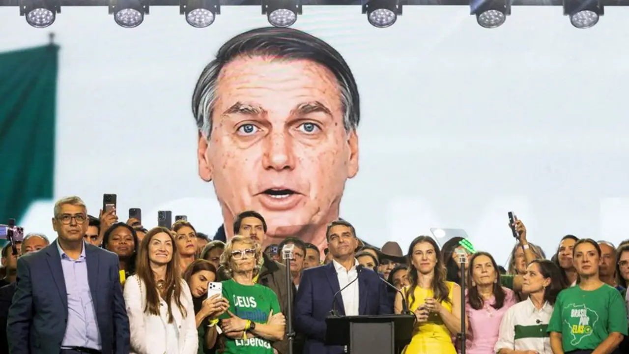 Lula y Flávio Bolsonaro entran en un inédito empate técnico a días de las urnas
