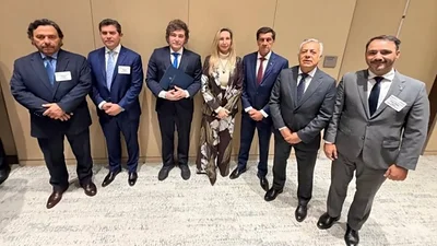 Mientras la pobreza y la desocupación aumentan, Valdés se escapa de Corrientes y viaja con Milei a París Mientras la pobreza y la desocupación aumentan, Valdés se escapa de Corrientes y viaja con Milei a París