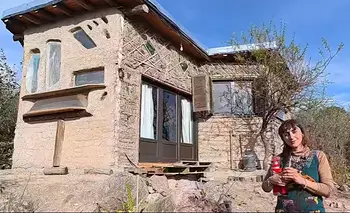 Dejó la ciudad y construyó su propia casa de tierra: así es su vivienda sustentable | Historias de vida