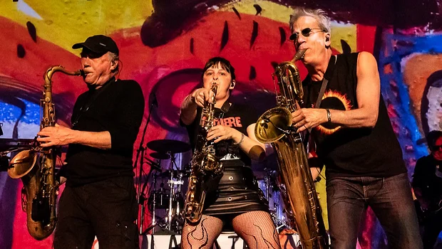 Es maestra en la Ciudad, toca el saxo en La Kermesse Redonda y se volvió viral: "Resistir" | Historias de vida