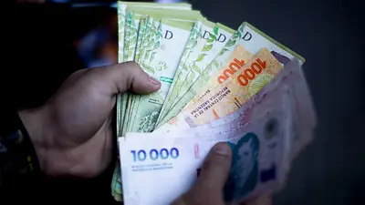 Dinero. Dinero.