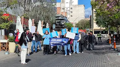 Los manifestantes reiteraron la necesidad de un aumento salarial de emergencia y la devolución del 100% de la cobertura de medicamentos gratuitos. (Foto: El Esquiú). Los manifestantes reiteraron la necesidad de un aumento salarial de emergencia y la devolución del 100% de la cobertura de medicamentos gratuitos. (Foto: El Esquiú).