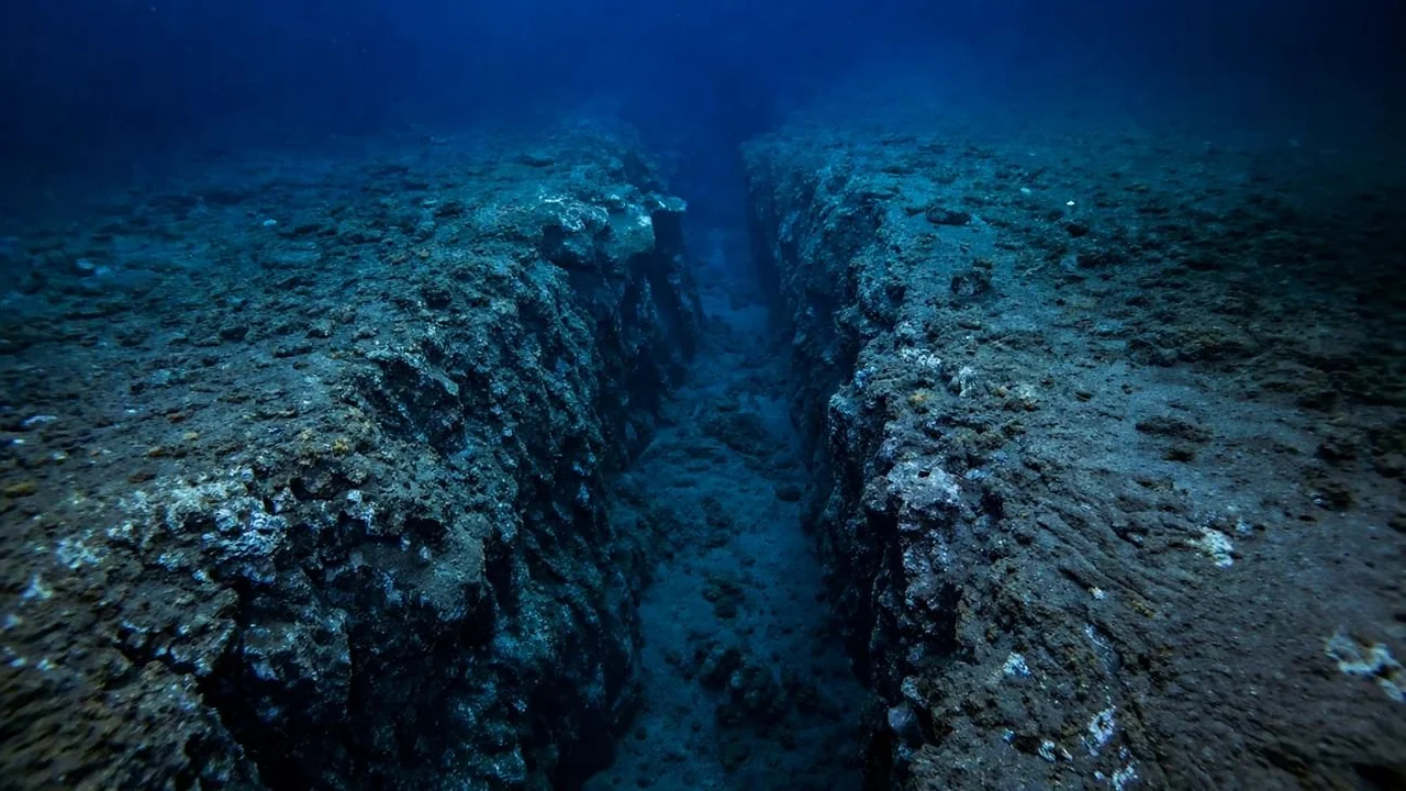 Hallazgo histórico en el Océano Pacífico: detectan una grieta de 75 km que altera el comportamiento del manto terrestre