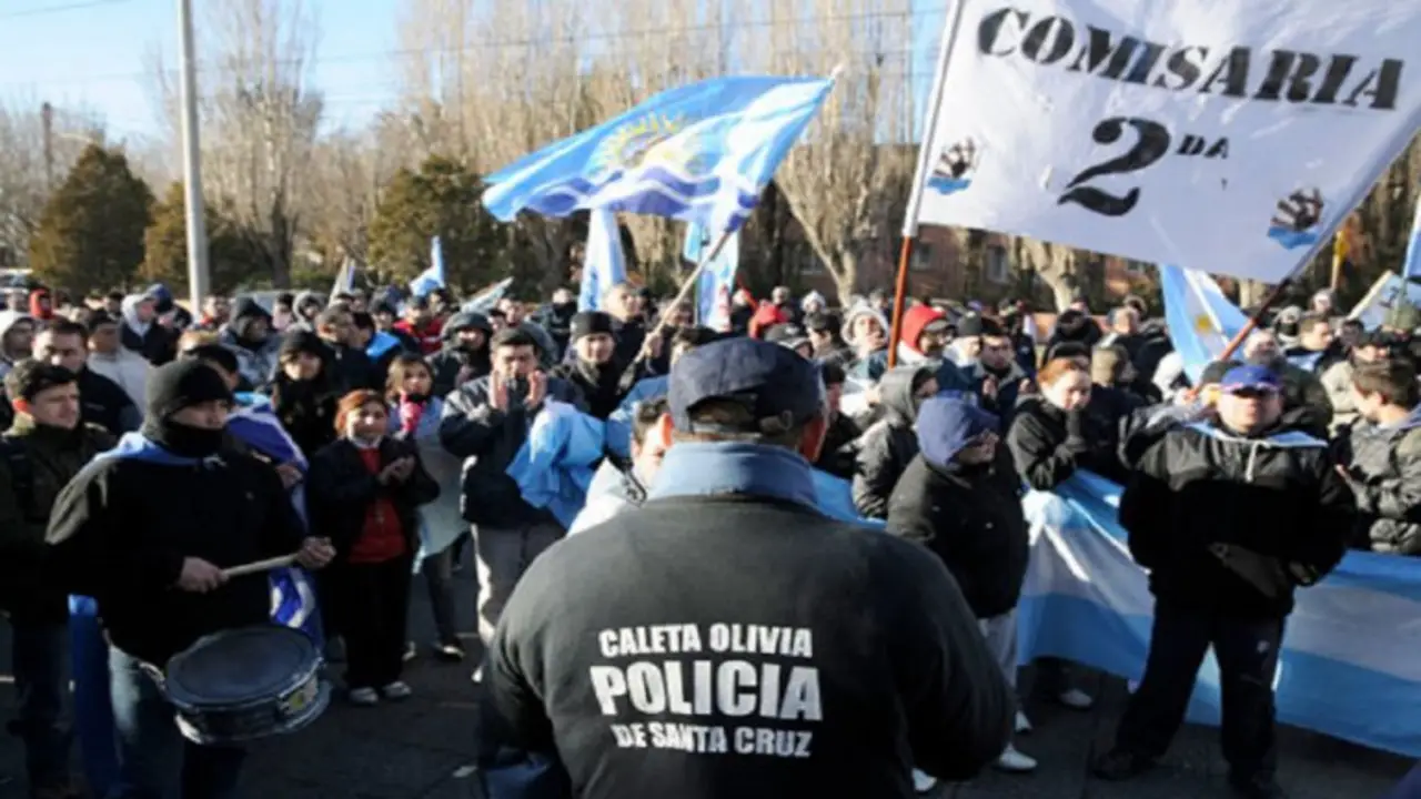Se acuarteló la policía de Santa Cruz en reclamo de una suba del 25%