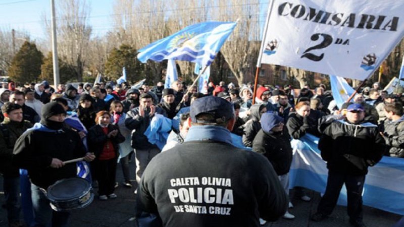 Capitanich pidió no actuar con "medias tintas" contra policías que se acuartelan