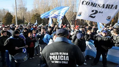 Capitanich pidió no actuar con "medias tintas" contra policías que se acuartelan Capitanich pidió no actuar con "medias tintas" contra policías que se acuartelan