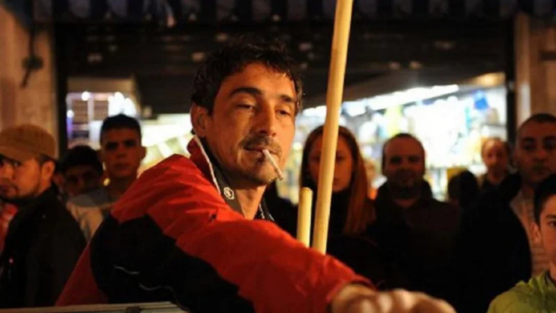 Código barra: Bebote Álvarez a los tiros y repartiendo dólares a sus "fans"