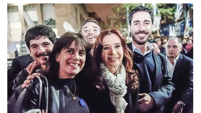 La presidenta conoció al autor de ''Abrazame hasta que vuelva Cristina'' La presidenta conoció al autor de ''Abrazame hasta que vuelva Cristina''