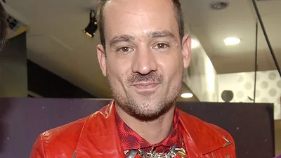Chano y un apasionado beso con su guitarrista Chano y un apasionado beso con su guitarrista