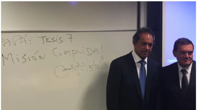 Antes de las elecciones, Scioli se recibió en la facultad