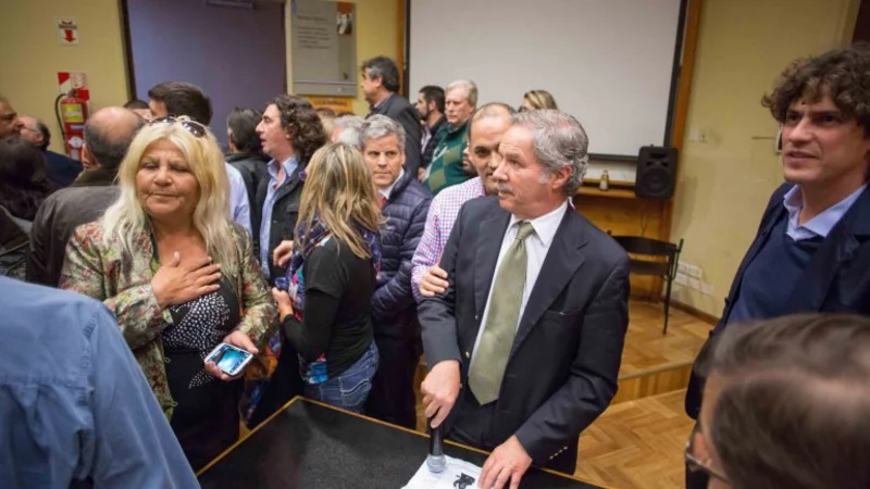 Batalla campal durante una charla de Felipe Solá en Económicas
