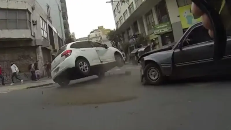 En primera persona: ciclista graba vuelco en Once y se salva por poco