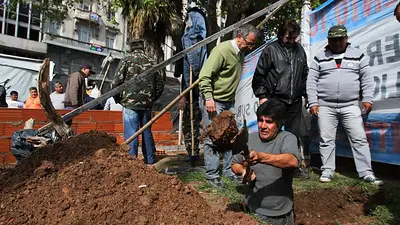 Las mejores bromas sobre la casa que construyen ex soldados en Plaza de Mayo Las mejores bromas sobre la casa que construyen ex soldados en Plaza de Mayo
