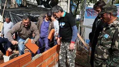 La Ciudad busca una solución pacífica al conflicto con los ex soldados en Plaza de Mayo La Ciudad busca una solución pacífica al conflicto con los ex soldados en Plaza de Mayo