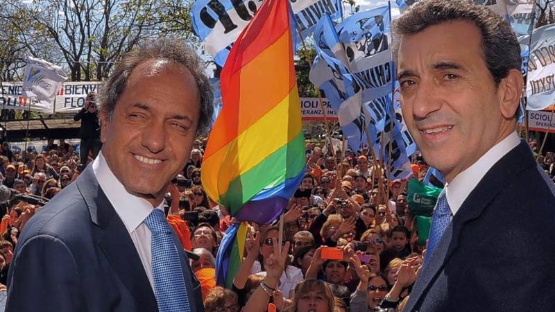 A 18 días de las elecciones, Scioli y Randazzo se abrazaron en un acto en Chivilcoy