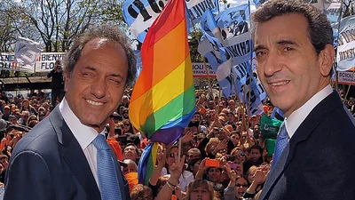 A 18 días de las elecciones, Scioli y Randazzo se abrazaron en un acto en Chivilcoy A 18 días de las elecciones, Scioli y Randazzo se abrazaron en un acto en Chivilcoy