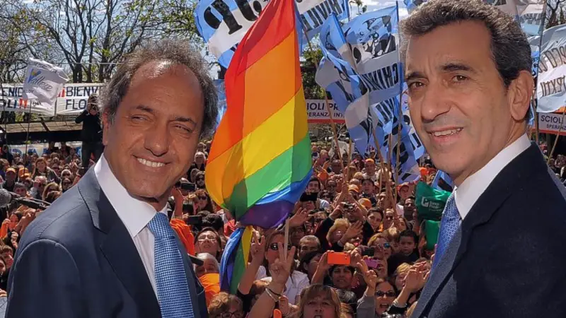 A 18 días de las elecciones, Scioli y Randazzo se abrazaron en un acto en Chivilcoy