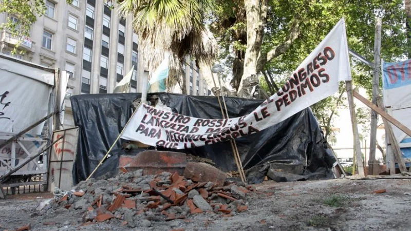 Derribaron la construcción en Plaza de Mayo