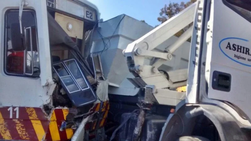 Chocaron el Premetro y un camión en Soldati: al menos 12 heridos