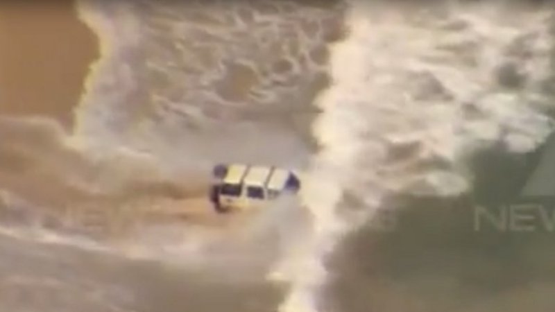 Insólita persecución en Australia: intentó huir con un auto por el mar