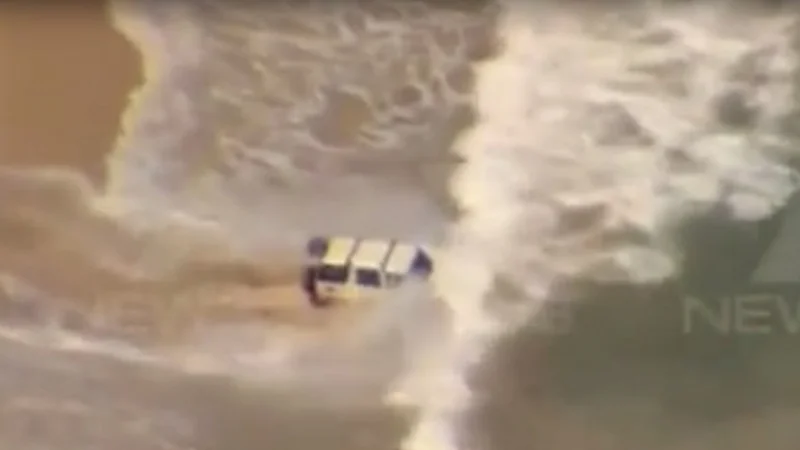 Insólita persecución en Australia: intentó huir con un auto por el mar