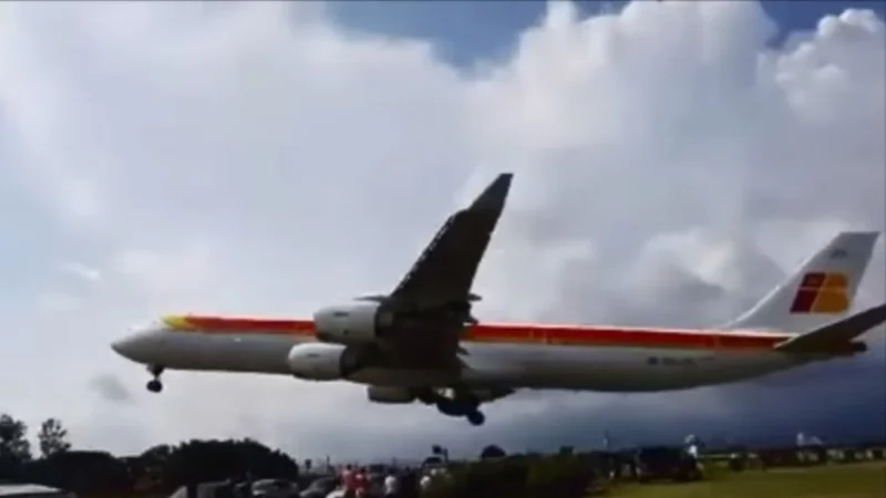 El increíble vuelo rasante de un avión de Iberia en Costa Rica