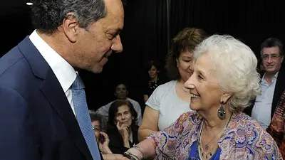Estela de Carlotto aclaró sus dichos sobre Scioli y dice que será "un excelente presidente" Estela de Carlotto aclaró sus dichos sobre Scioli y dice que será "un excelente presidente"