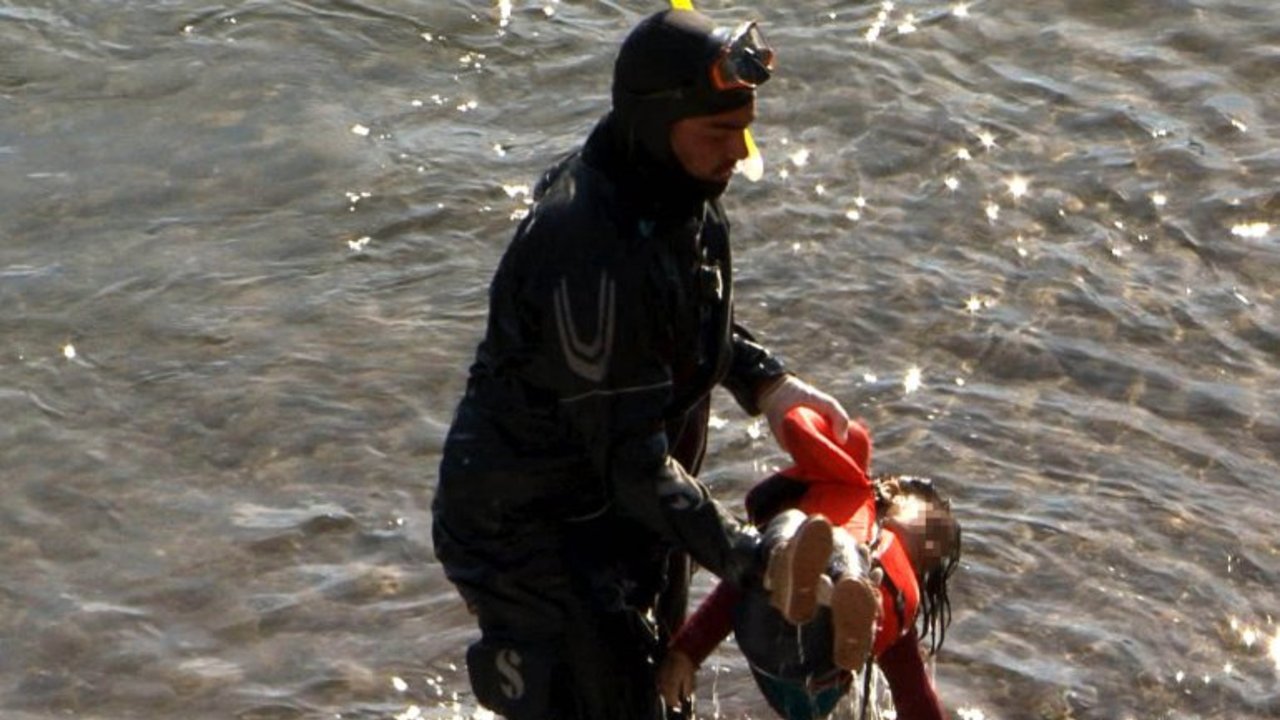 El cuerpo de otra niña refugiada flotando en el mar recuerda que todo sigue igual