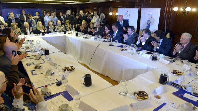 Scioli recibió el apoyo de los gremios bonaerenses