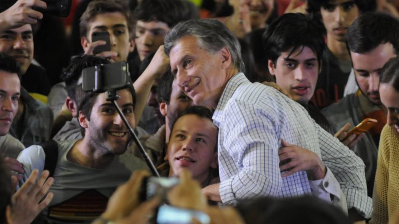Mano a mano del "niño gorila" con Mauricio Macri