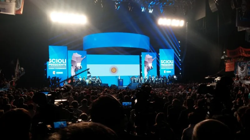 Scioli, el candidato que tuvo al tiempo como su mejor aliado, en su hora final
