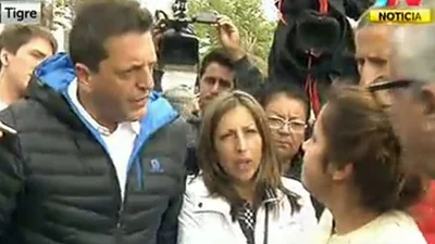 Massa fue increpado por una joven en Tigre Massa fue increpado por una joven en Tigre