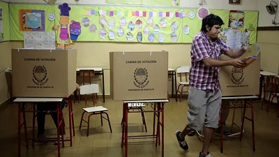 Un votante orinó todas las boletas del cuarto oscuro Un votante orinó todas las boletas del cuarto oscuro