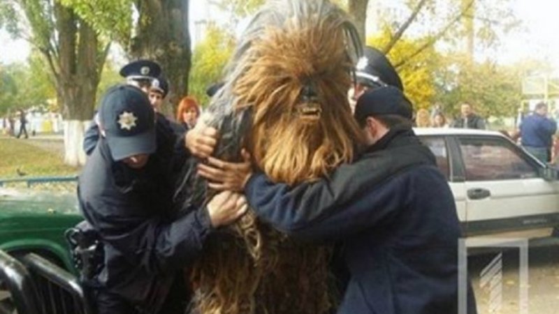 Insólito: detienen en Ucrania a Chewbacca por hacer campaña a favor de Darth Vader