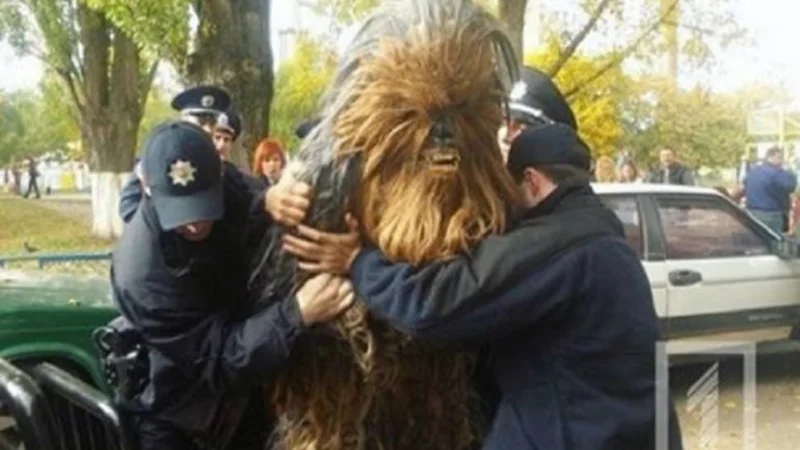 Insólito: detienen en Ucrania a Chewbacca por hacer campaña a favor de Darth Vader