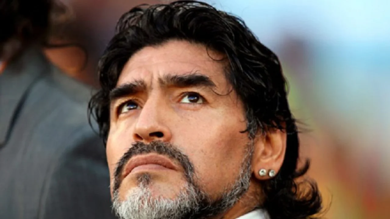 En el día de su cumpleaños, Maradona abrió su cuenta de Twitter: qué le dijo a los hinchas