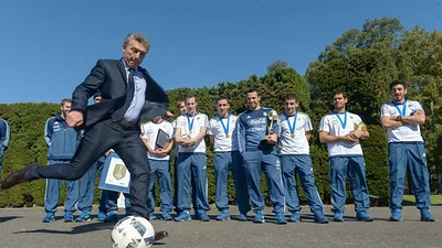 Otra puesta en escena: a Macri le dejaron hacer un gol Otra puesta en escena: a Macri le dejaron hacer un gol