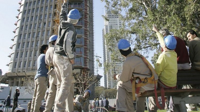 Se desplomó el consumo de cemento, la estadística que el Gobierno mostraba para hablar de reactivación