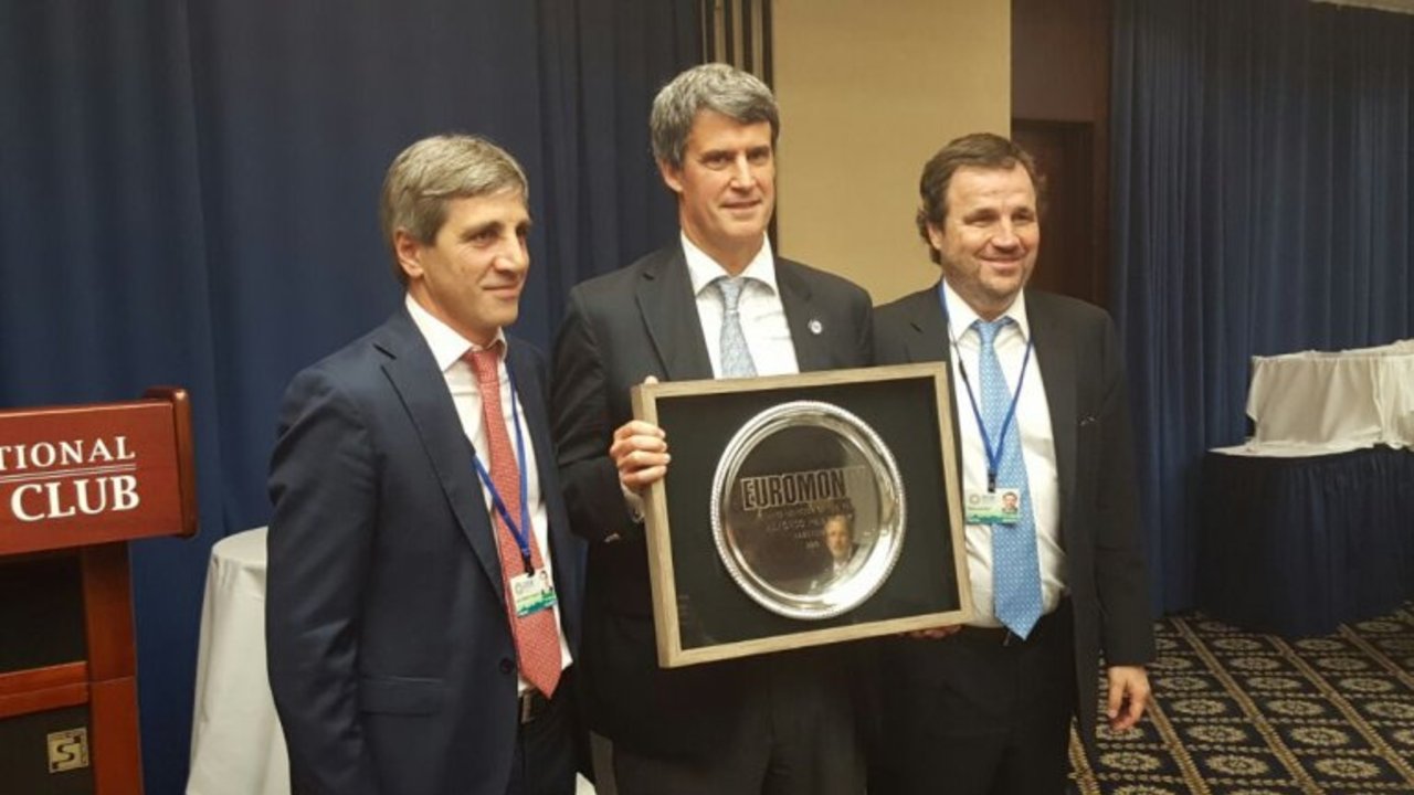 El cuestionado ministro de Finanzas recibió un premio internacional