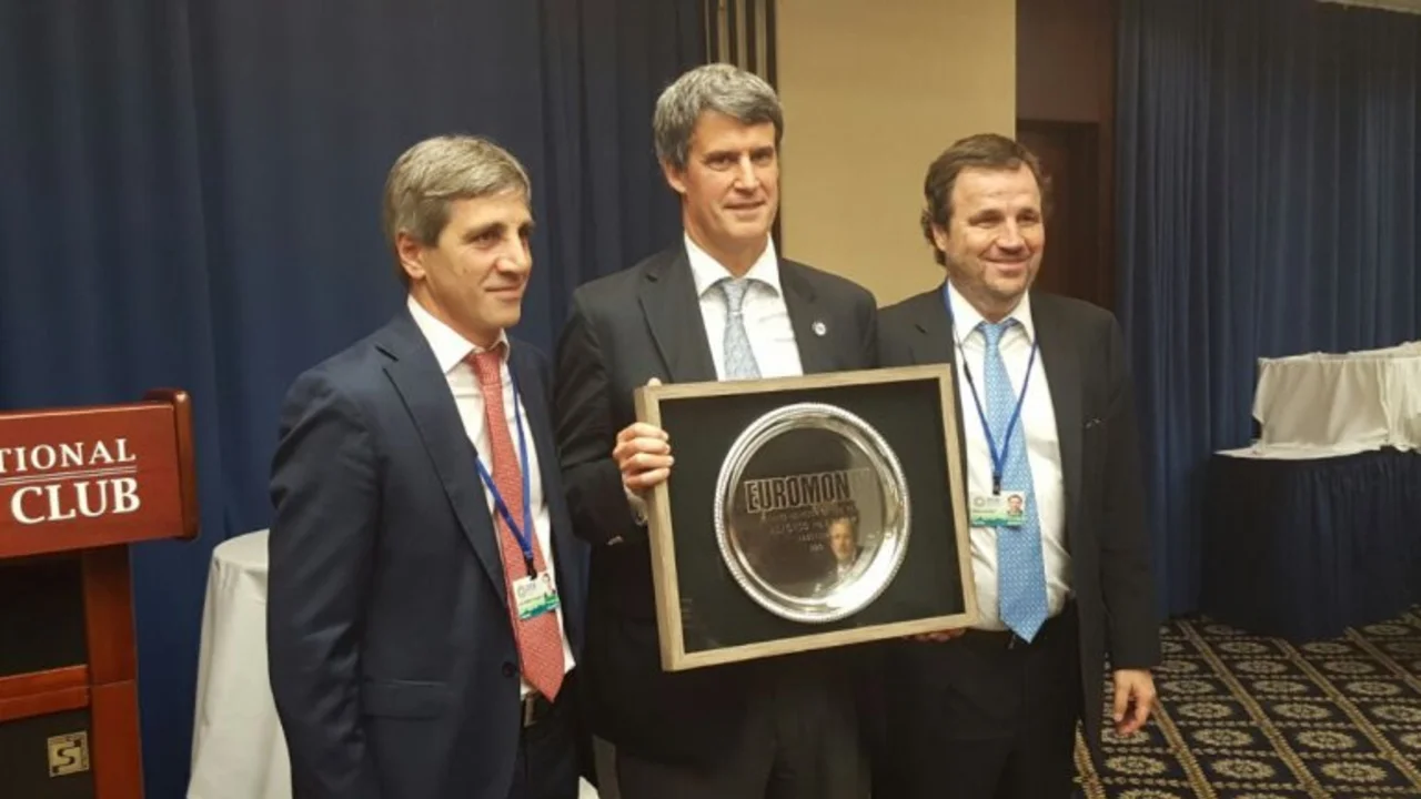El cuestionado ministro de Finanzas recibió un premio internacional