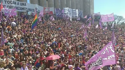 Encuentro Nacional de Mujeres: más de 70 mil personas marchan en Rosario, con críticas al gobierno Encuentro Nacional de Mujeres: más de 70 mil personas marchan en Rosario, con críticas al gobierno