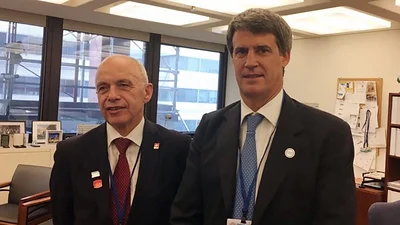 Prat-Gay ante el FMI: "El proteccionismo genera inmigración ilegal" Prat-Gay ante el FMI: "El proteccionismo genera inmigración ilegal"