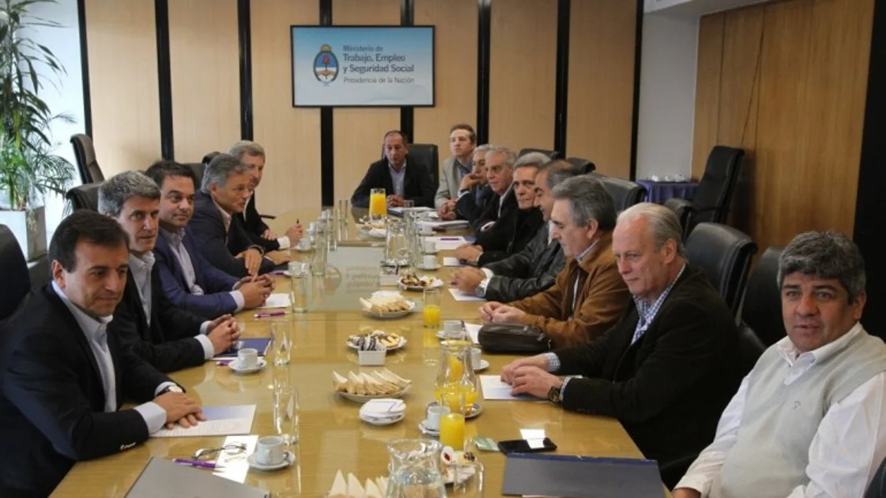 Arrancó la reunión clave entre Gobierno y la CGT para evitar el paro nacional