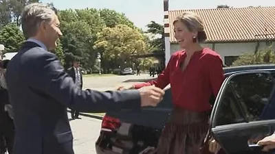El incómodo momento que pasó Zorreguieta por un "regalo" del notero de Canal Trece El incómodo momento que pasó Zorreguieta por un "regalo" del notero de Canal Trece