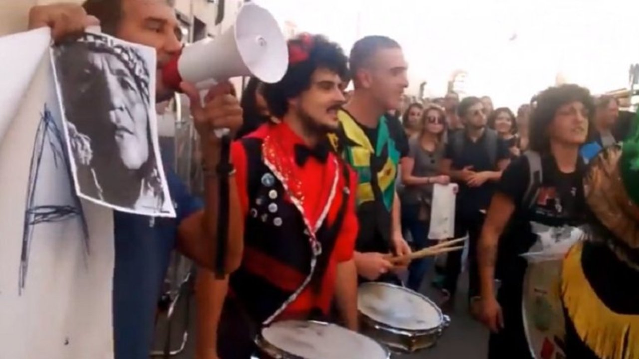 Argentinos protestan frente al hotel donde se hospeda Macri en Italia