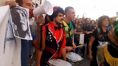 Argentinos protestan frente al hotel donde se hospeda Macri en Italia Argentinos protestan frente al hotel donde se hospeda Macri en Italia