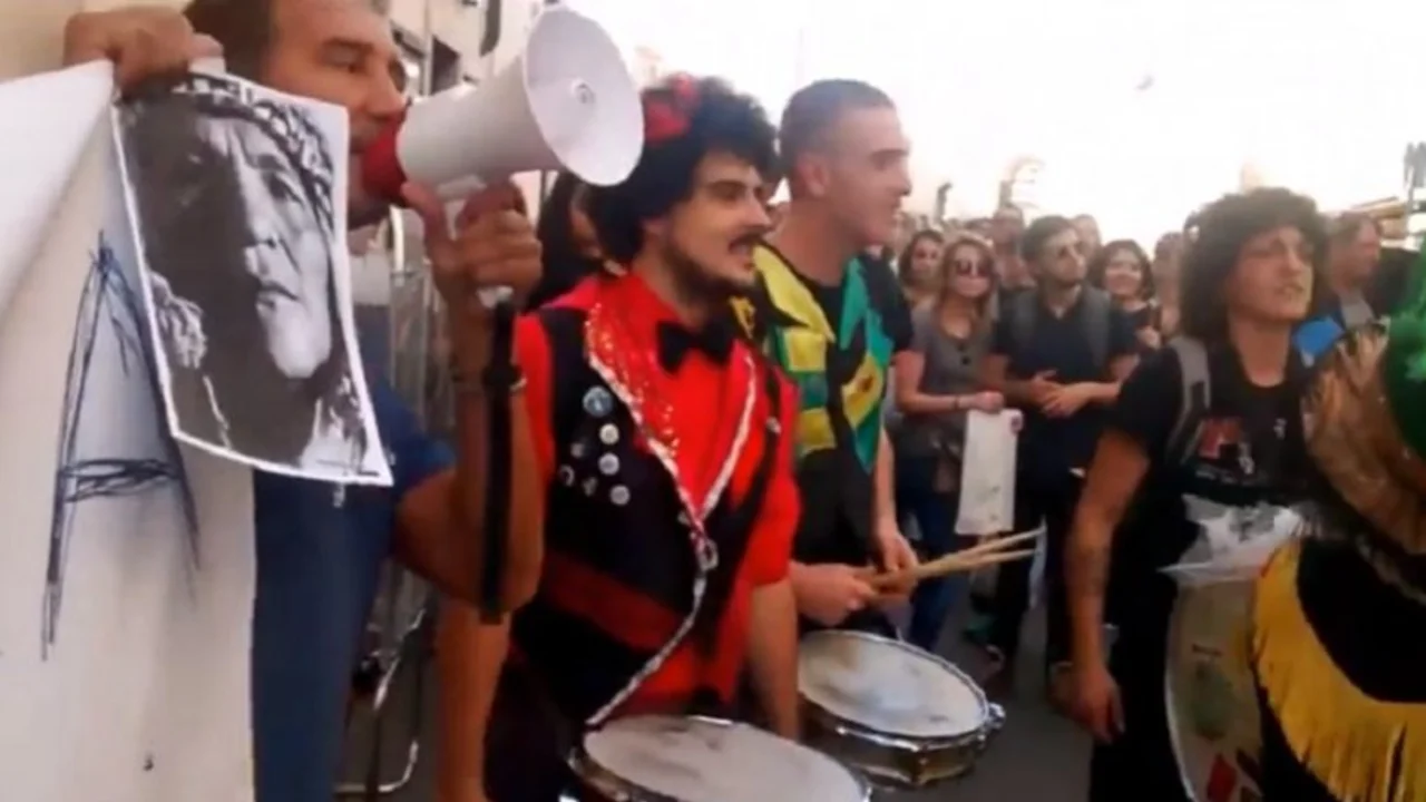 Argentinos protestan frente al hotel donde se hospeda Macri en Italia