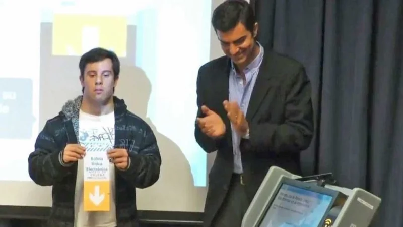 Para exhibir la "facilidad de uso" del voto electrónico, Urtubey usó a un chico con síndrome de down