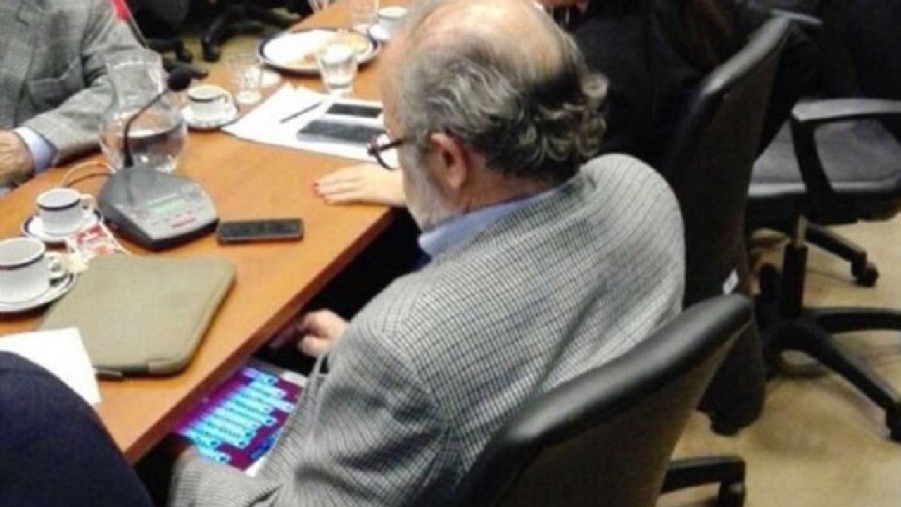 El diputado del PRO que juega al "solitario" en plena sesión en el Congreso